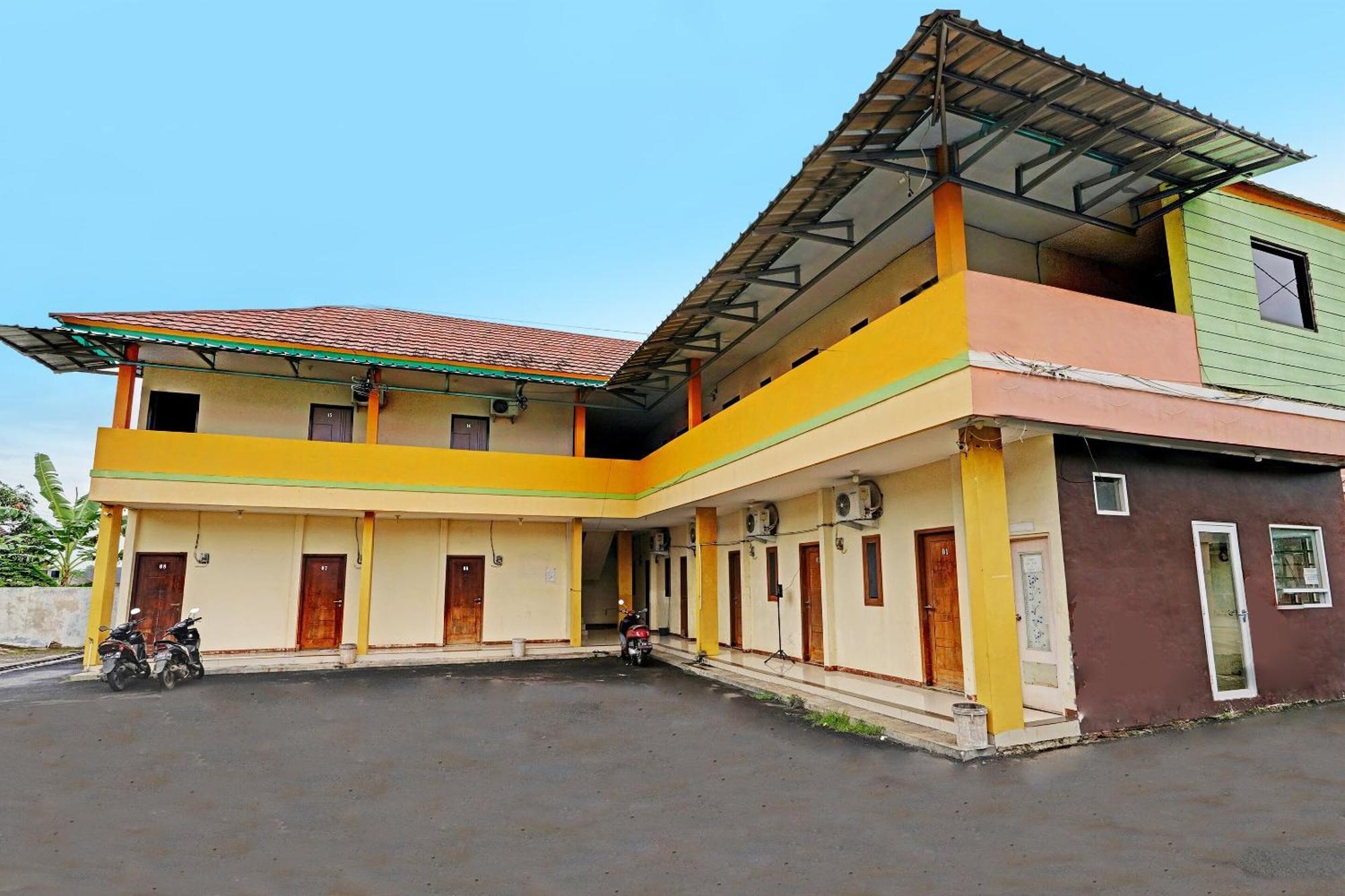 Oyo 91955 Pondokan Cempaka Cirebon Esterno foto