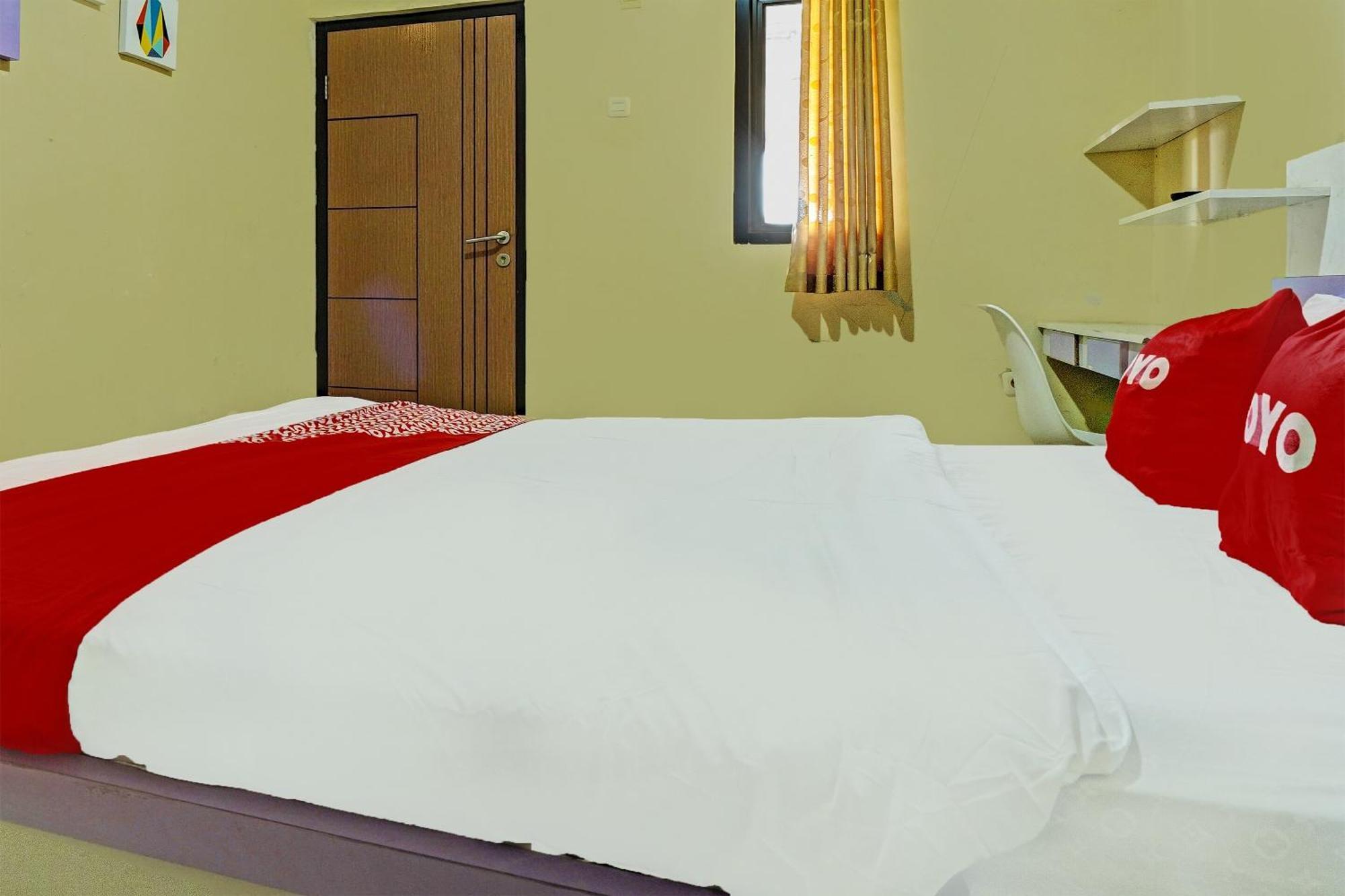 Oyo 91955 Pondokan Cempaka Cirebon Esterno foto