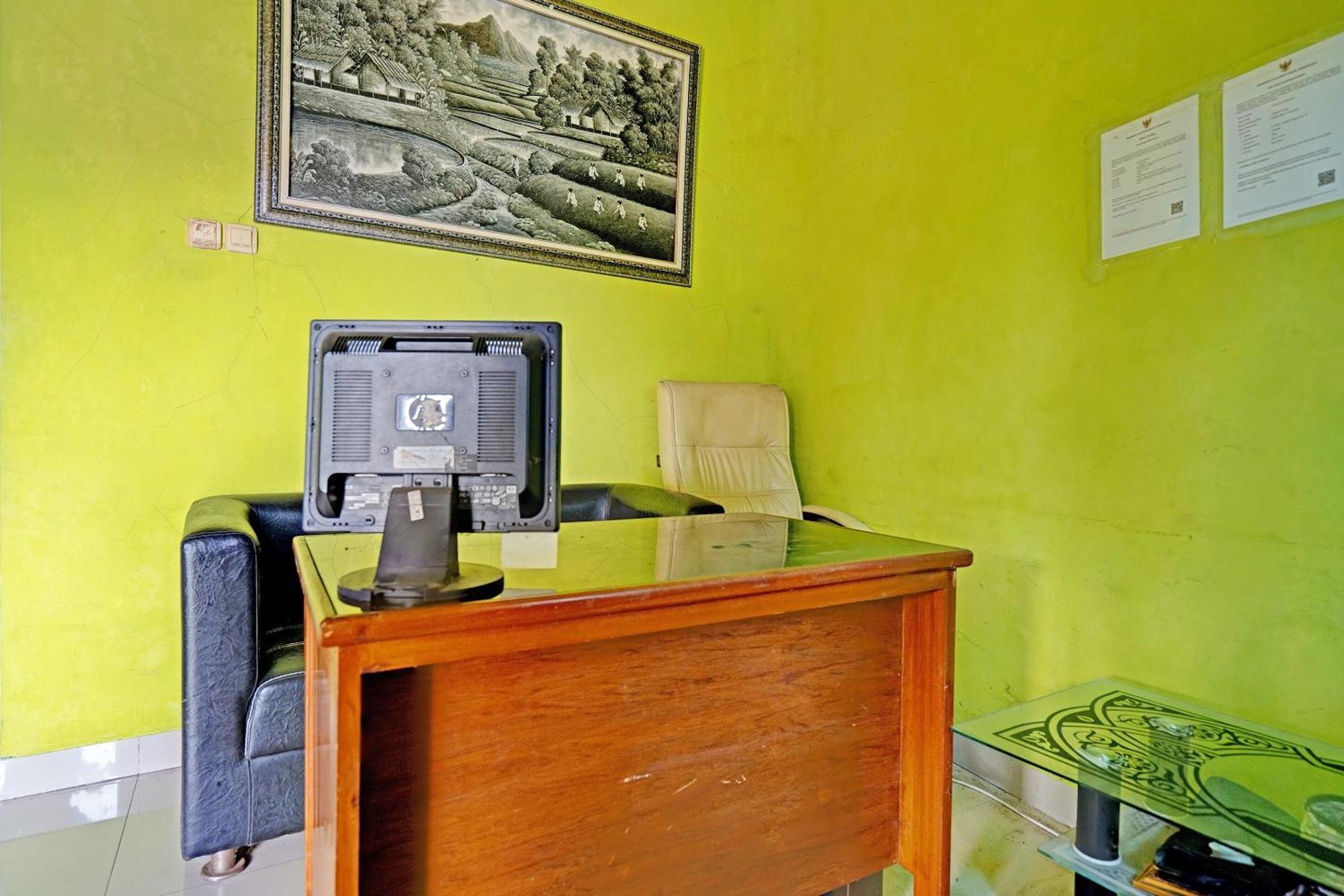 Oyo 91955 Pondokan Cempaka Cirebon Esterno foto